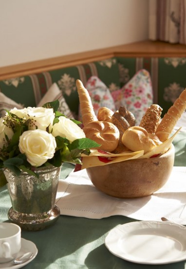 Schön gedeckter Frühstückstisch