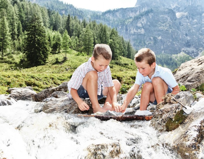 Kindern spielen am Bach © Flachau Tourismus