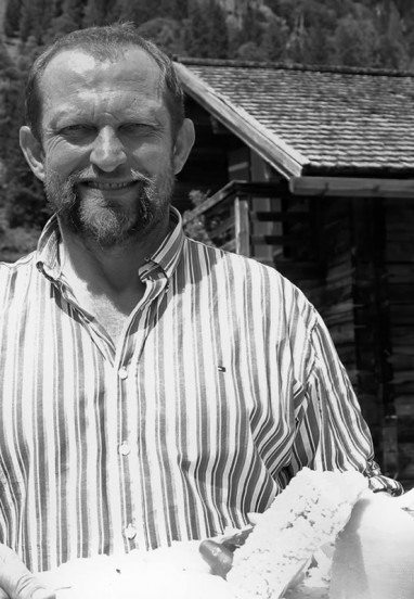 Hüttenwirt - Johann Thurner mit einer Brettljause