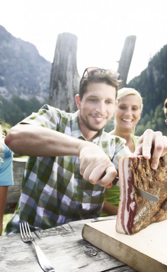 Brettljause essen mit Freunden auf der Ennslehenhütte © Flachau Tourismus