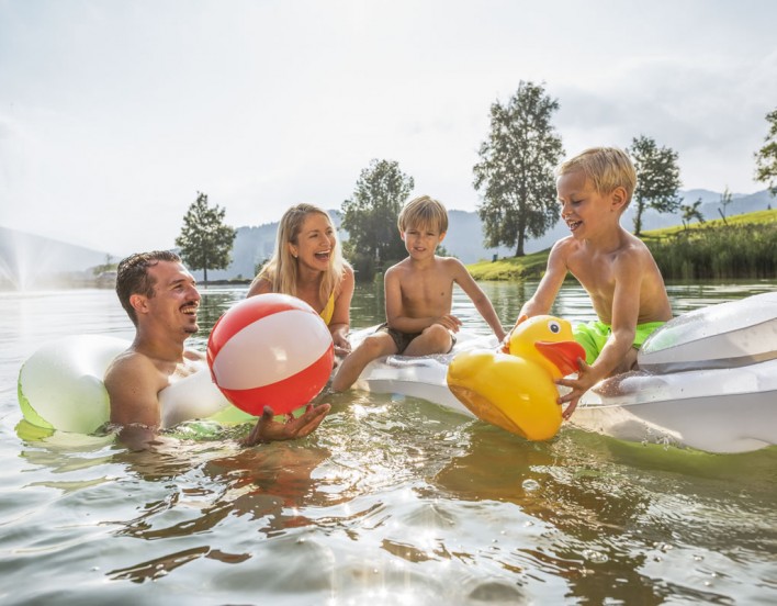 Familie am Badesee in Reitdorf © Flachau Tourismus