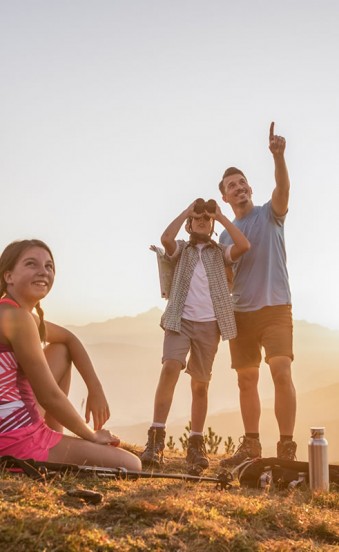 Familienwanderung in der Abenddämmerung © Flachau Tourismus