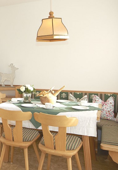 Küchentisch im Appartement in Flachau