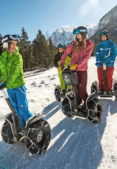 Segway fahren durch das verschneite Flachau © Flachau Tourismus